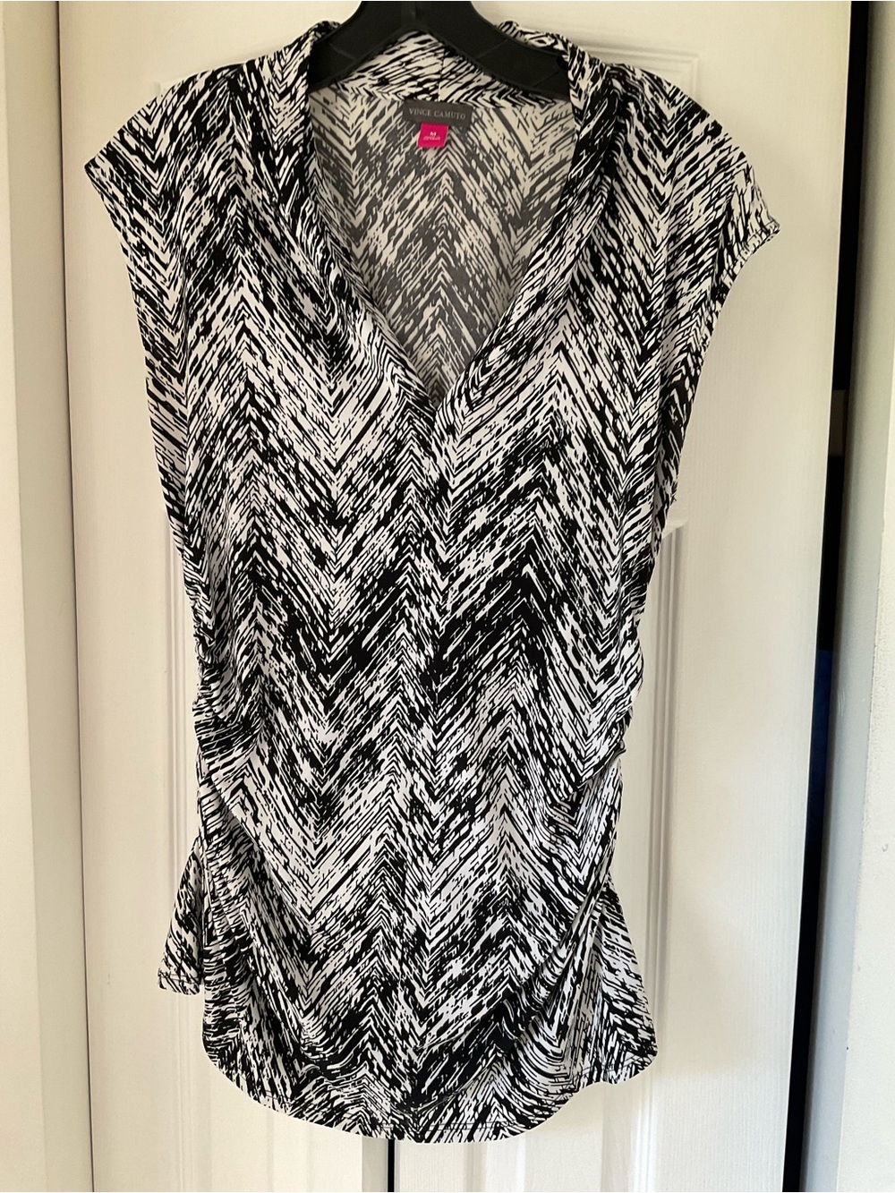 Vince Camuto Black & White Printed V-Neck Cap Sleeve Top